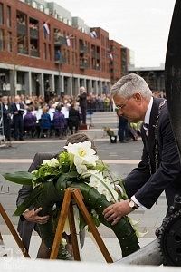 kranslegging burgemeester dodenherdenking Dronten 2015