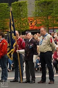 vaandeldrager dodenherdenking Dronten 2015