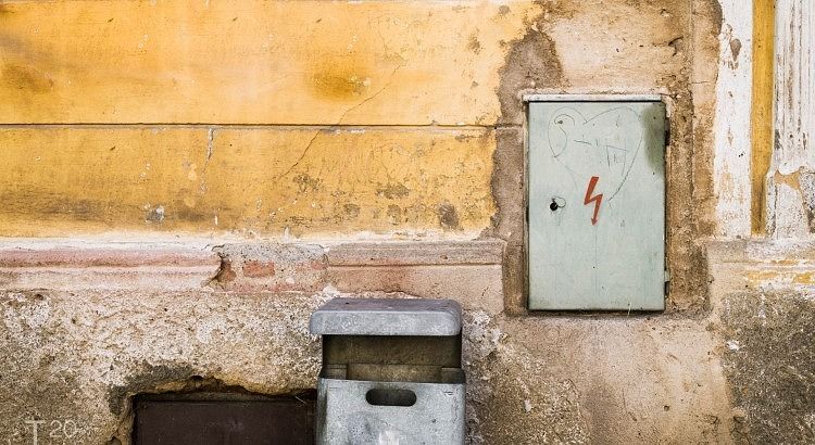 Muur met electriciteitsdoos Tsjechië